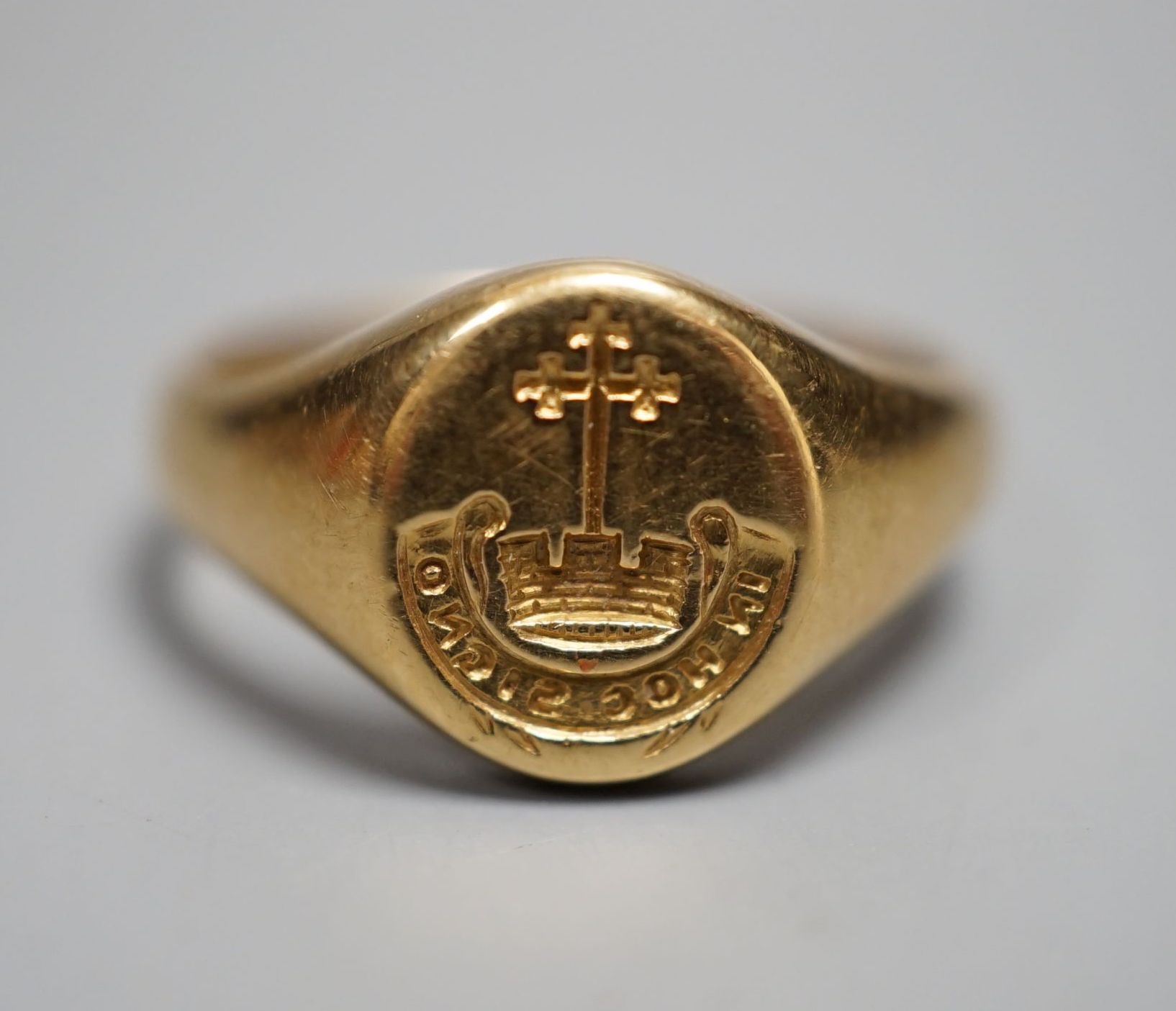 An Edwardian 18ct gold signet ring, with intaglio crest, size O, 7.1 grams.